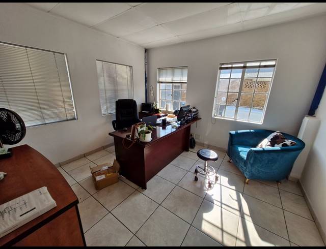 239M² WAREHOUSE TO LET IN JET PARK